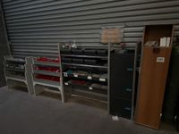 Lot de rayonnage avec leur contenu de pièces détachées, tabl… (photo 4)
