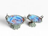 une paire d'assiettes bleues et vertes ornées de poissons sur un fond blanc