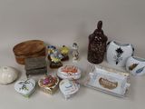 tout un tas de petits objets posés sur la table