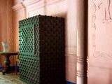 une pièce dans laquelle se trouve une grande porte verte