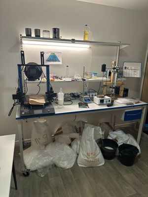 un bureau encombré d'objets, dans une pièce
