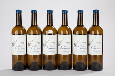 six bouteilles de vin sont alignées sur une table