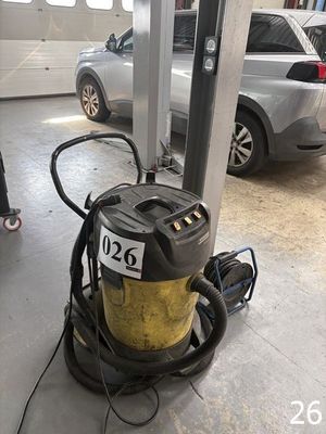 une photo d'une machine qui se trouve dans un garage