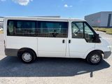 la photo d'une camionnette blanche garée sur un parking