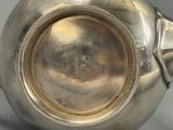 un vase en argent posé sur une table