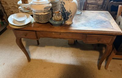 une table sur laquelle se trouvent beaucoup de plats et de tasses