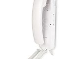 un téléphone blanc accroché au mur, muni d'un fil