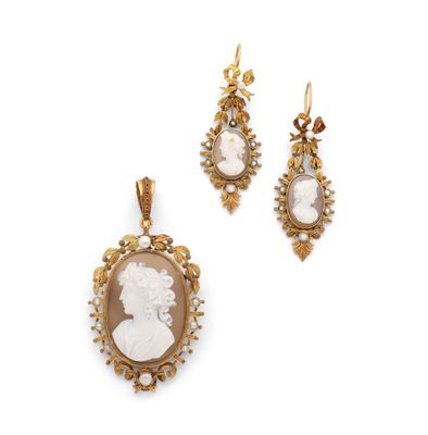 une photo d'une paire de boucles d'oreilles et d'un pendentif en camée