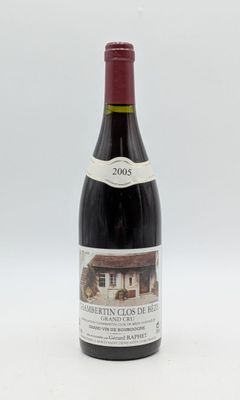 une bouteille de vin posée sur une table