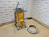 une photo représentant un aspirateur et un tuyau dans une pièce