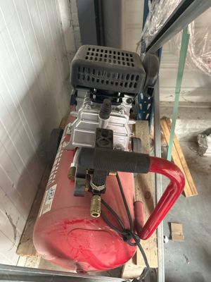 une image d'un petit compresseur d'air dans un garage