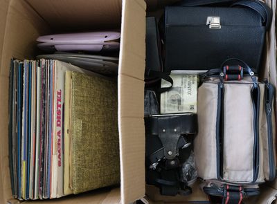 une boîte contenant toutes sortes de bagages