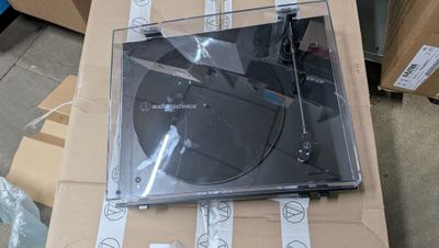 un lecteur CD posé sur une boîte en carton