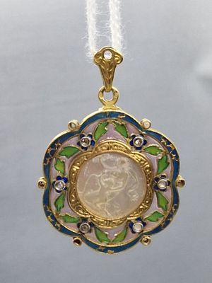 Pendentif à bords chantournés en or 750 mm (18 K) centrée d'…