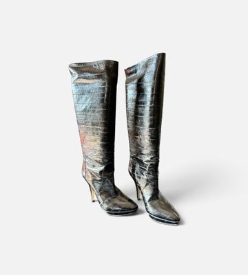 une paire de bottes métallisées sur fond blanc