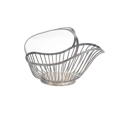 une image représentant un panier en métal contenant un miroir