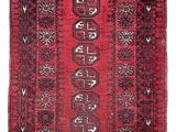 un tapis rouge et noir sur fond blanc