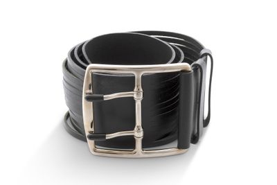 un gros plan sur une ceinture noire avec une boucle argentée