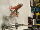 une photo d'un atelier d'outillage avec des outils accrochés au mur