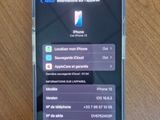 Quelqu'un est en train de tester l'application sur son iPhone, posé sur une table en bois.