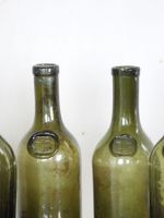 SIX BOUTEILLES en verre soufflé avec écusson. (photo 4)