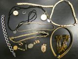 de nombreux colliers et bracelets différents disposés sur une table