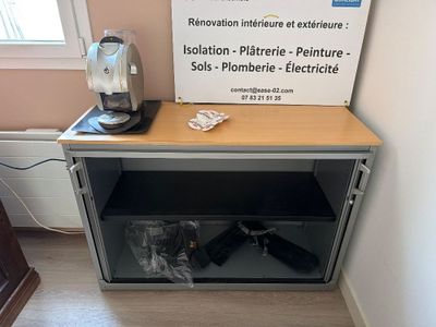 Ensemble comprenant : - Une armoire basse à deux vantaux cou…