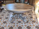 une table placée au milieu d'une pièce