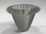 un vase en verre posé sur une table