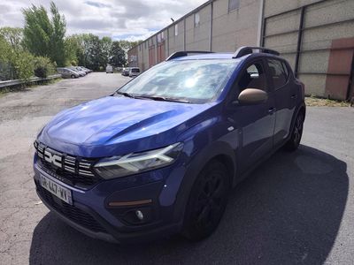 une photo d'une voiture bleue garée devant un immeuble
