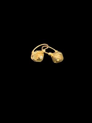 une paire de boucles d'oreilles en or, peut-être une paire de boucles d'oreilles en or, probablement une paire de boucles d'oreilles en or, probablement une paire de boucles d'oreilles en or, peut-être