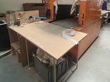 une grande machine qui se trouve dans un entrepôt