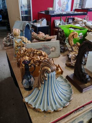 une table sur laquelle se trouvent de nombreux objets différents