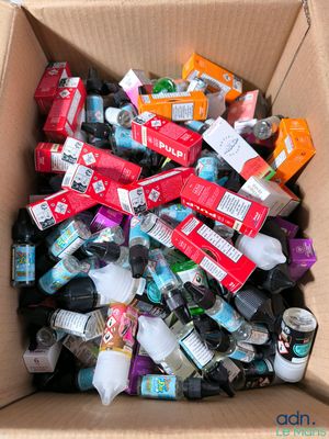 une boîte en carton remplie de divers produits de soin pour la peau