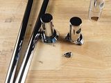 une table en bois sur laquelle reposent deux tuyaux métalliques