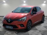 une voiture rouge est garée sur le sol en damier d'un garage