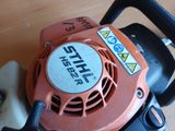 un gros plan d'un petit ventilateur posé sur une table