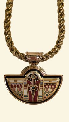 une photo d'un collier en or orné d'un motif égyptien
