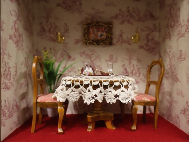 Diorama. Composition miniature, dans une vitrine en bois, vitre e...