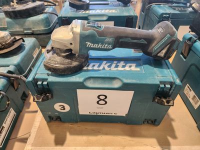 de nombreux outils Makita exposés dans un magasin