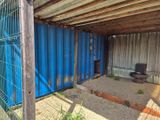 un conteneur bleu posé par terre