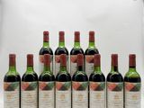 un groupe de bouteilles de vin posées sur une table