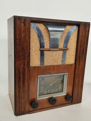 une radio à l'ancienne posée sur une table en bois