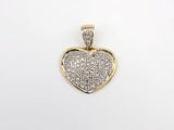 un pendentif en forme de cœur en diamant sur fond blanc