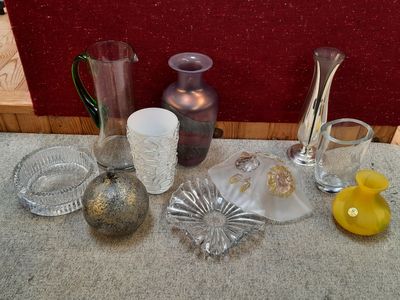 une table sur laquelle se trouvent de nombreux objets en verre