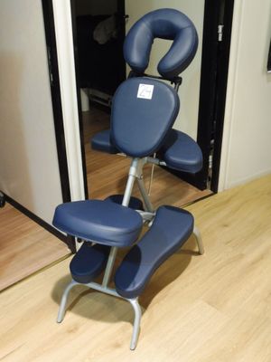 un fauteuil de massage bleu posé à même le sol devant un miroir