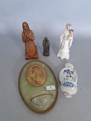 un grand nombre de figurines posées sur une table