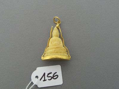 une clochette en or à laquelle est accrochée une étiquette de prix