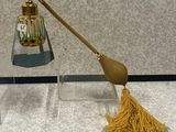 une lampe posée sur un pied et ornée d'un pompon
