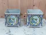 deux vases bleus et blancs posés sur une table